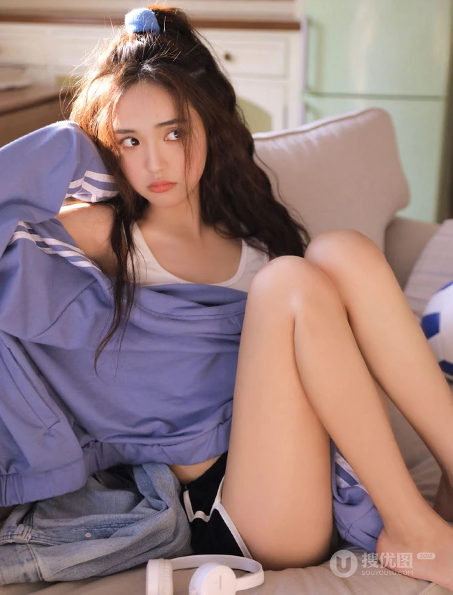 漂亮可爱，动静皆宜，元气俏皮卷发少女休闲背心短裤绝美室内照