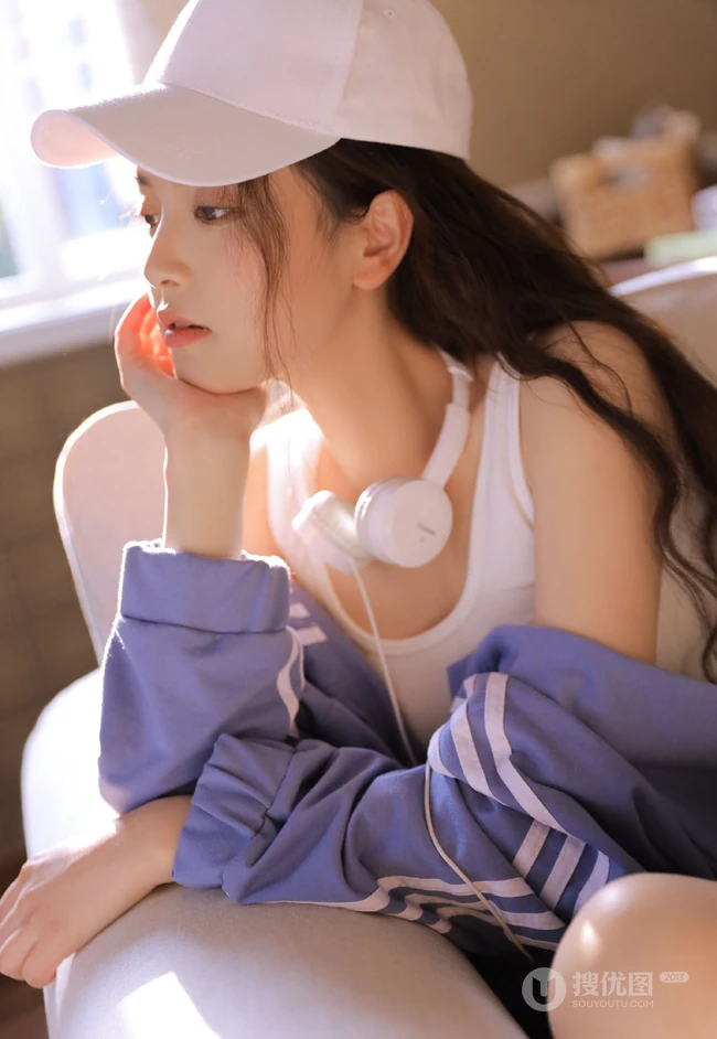 漂亮可爱，动静皆宜，元气俏皮卷发少女休闲背心短裤绝美室内照