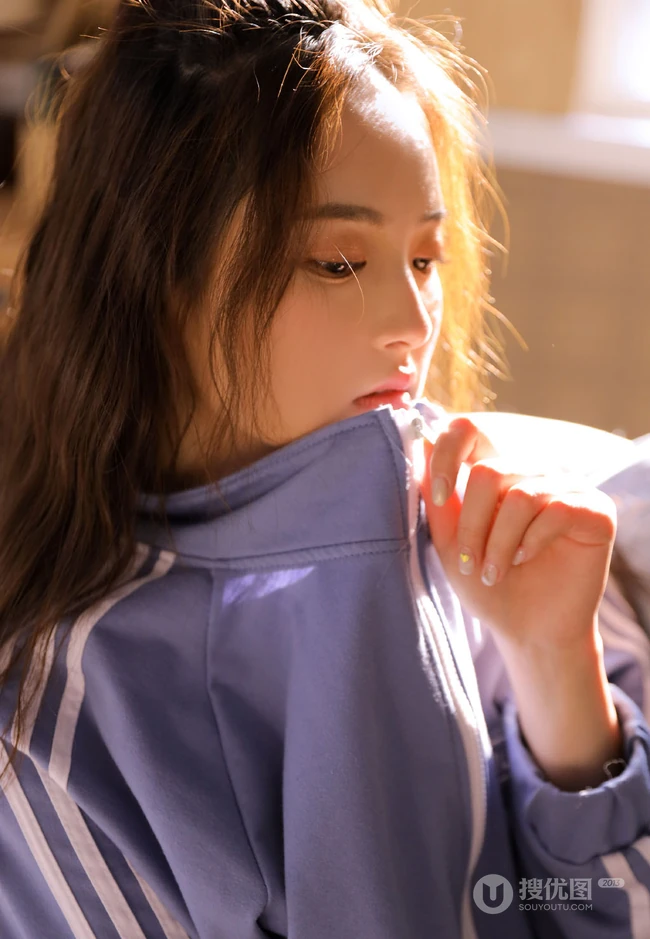 漂亮可爱，动静皆宜，元气俏皮卷发少女休闲背心短裤绝美室内照