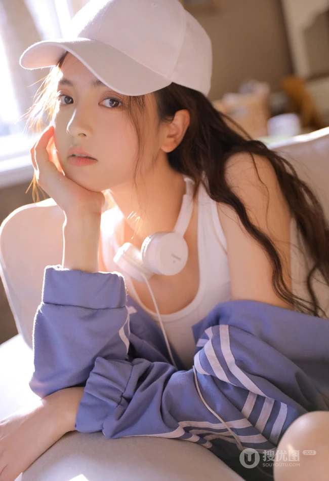 漂亮可爱，动静皆宜，元气俏皮卷发少女休闲背心短裤绝美室内照