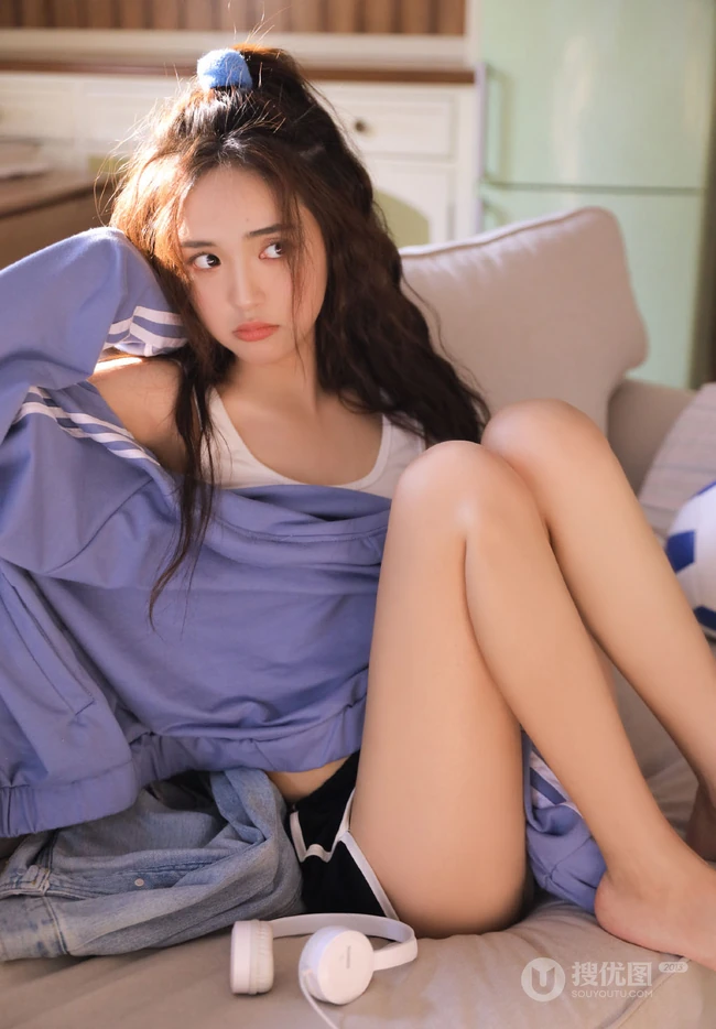 漂亮可爱，动静皆宜，元气俏皮卷发少女休闲背心短裤绝美室内照