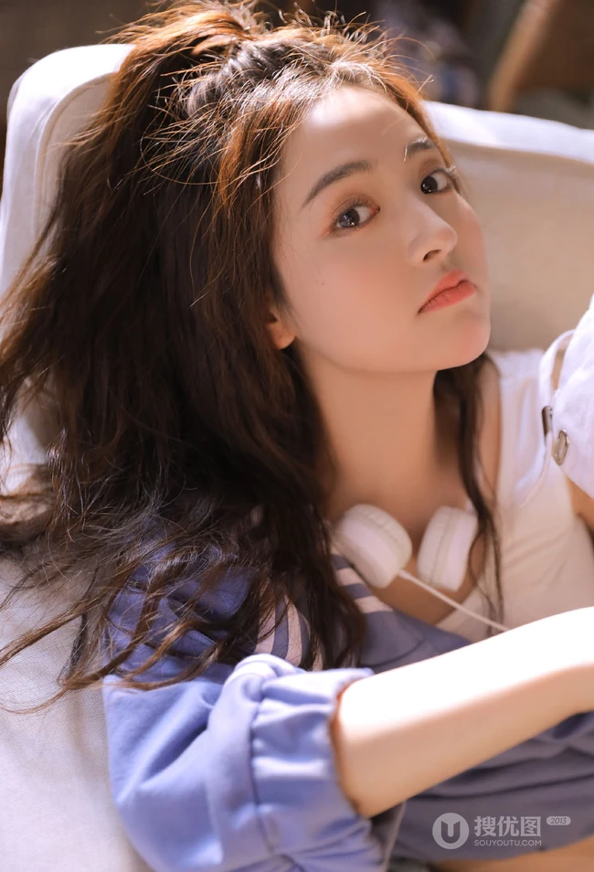漂亮可爱，动静皆宜，元气俏皮卷发少女休闲背心短裤绝美室内照