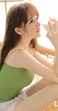 鼻子上点着奶油的肌肤白皙长发少女肩带礼裙衣短裤气质写真吸睛图片