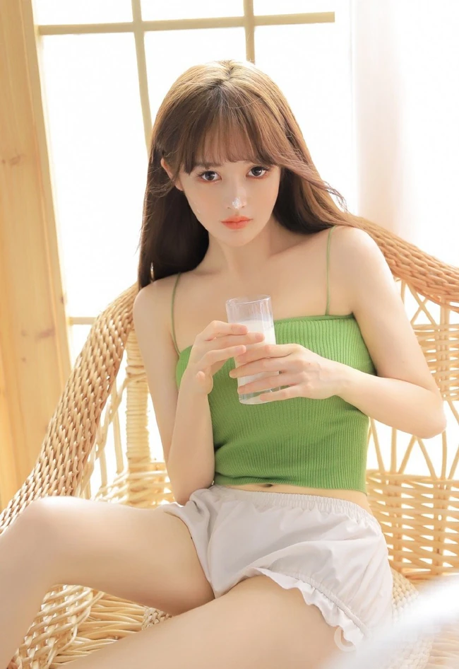 鼻子上点着奶油的肌肤白皙长发少女肩带礼裙衣短裤气质写真吸睛图片