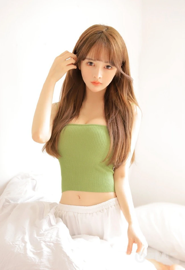 鼻子上点着奶油的肌肤白皙长发少女肩带礼裙衣短裤气质写真吸睛图片