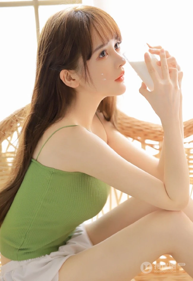 鼻子上点着奶油的肌肤白皙长发少女肩带礼裙衣短裤气质写真吸睛图片