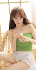 鼻子上点着奶油的肌肤白皙长发少女肩带礼裙衣短裤气质写真吸睛图片