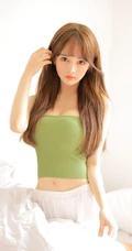 鼻子上点着奶油的肌肤白皙长发少女肩带礼裙衣短裤气质写真吸睛图片