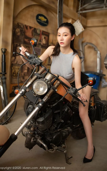 修车厂里的精选高挑身材女生安然Maleah简约背心短裤气质娇媚写真图片集