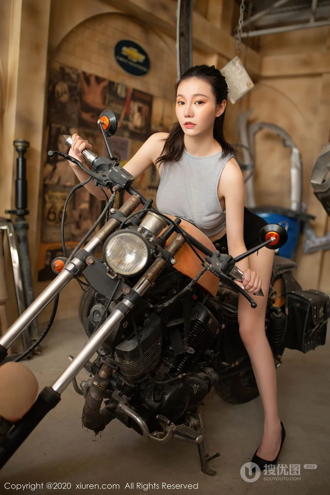 修车厂里的精选高挑身材女生安然Maleah简约背心短裤气质娇媚写真图片集