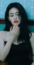 白鹿复古气质，柔美妩媚暖色调楼宇间写真图集