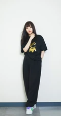 张靓颖全黑look运动套装时尚写真，齐刘海柔顺，酷美动人有气质