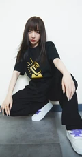 张靓颖全黑look运动套装时尚写真，齐刘海柔顺，酷美动人有气质