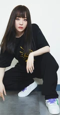 张靓颖全黑look运动套装时尚写真，齐刘海柔顺，酷美动人有气质