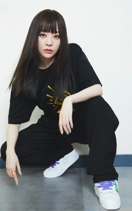 张靓颖全黑look运动套装时尚写真，齐刘海柔顺，酷美动人有气质
