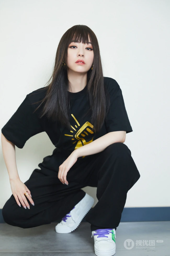 张靓颖全黑look运动套装时尚写真，齐刘海柔顺，酷美动人有气质
