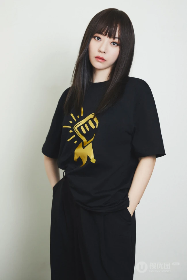 张靓颖全黑look运动套装时尚写真，齐刘海柔顺，酷美动人有气质