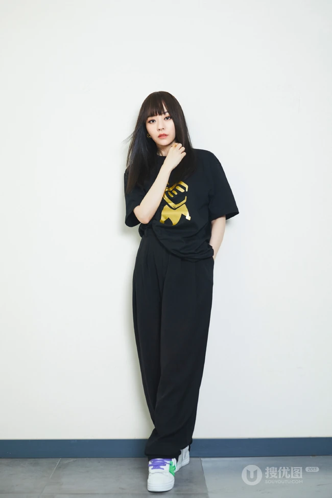 张靓颖全黑look运动套装时尚写真，齐刘海柔顺，酷美动人有气质