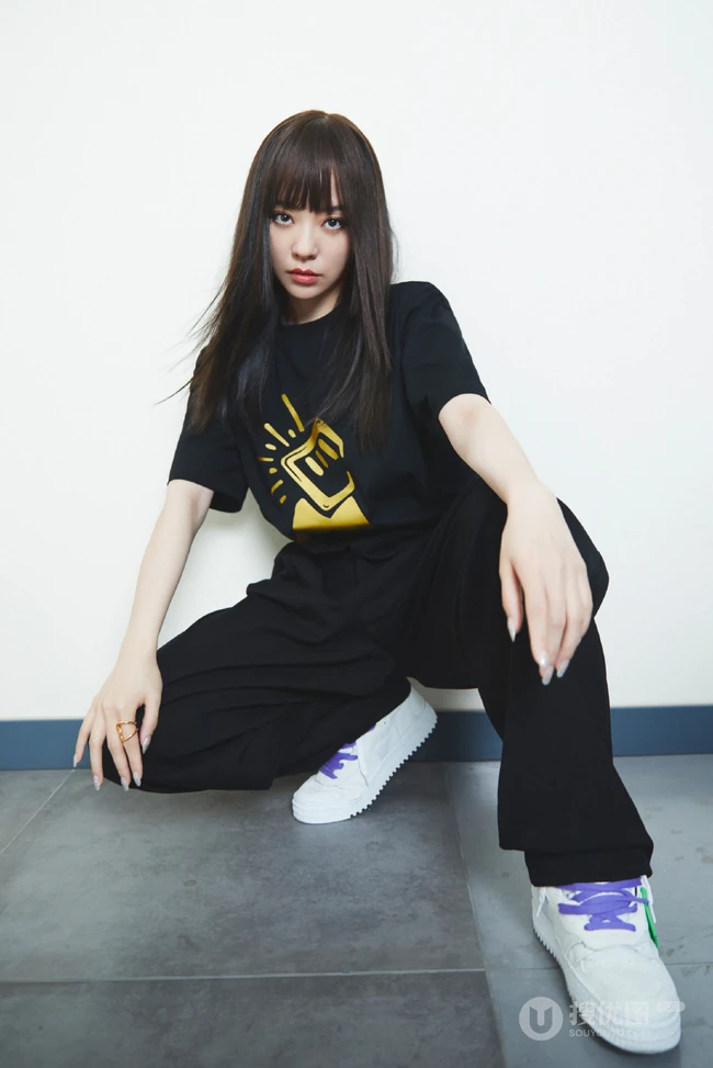 张靓颖全黑look运动套装时尚写真，齐刘海柔顺，酷美动人有气质