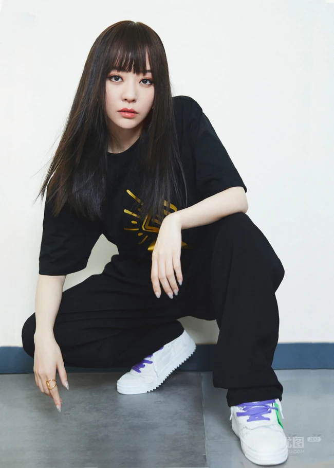 张靓颖全黑look运动套装时尚写真，齐刘海柔顺，酷美动人有气质
