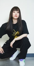 张靓颖全黑look运动套装时尚写真，齐刘海柔顺，酷美动人有气质