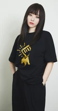 张靓颖全黑look运动套装时尚写真，齐刘海柔顺，酷美动人有气质