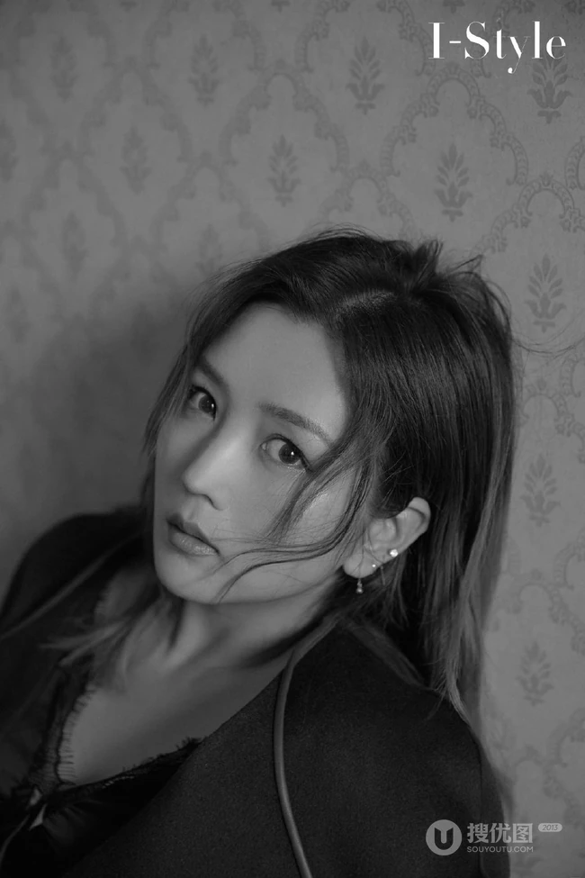何洁黑色大衣睡裙穿搭气质黑白写真照