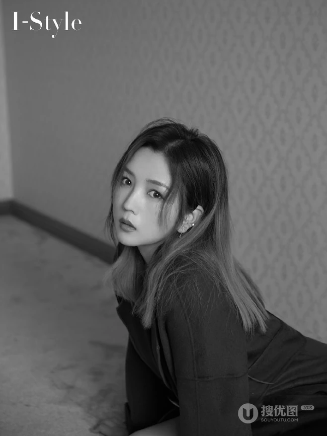 何洁黑色大衣睡裙穿搭气质黑白写真照