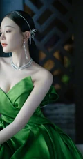 海陆超气质绿色V领礼裙礼服长裙着身，肌肤浅粉白皙，仙气有气质