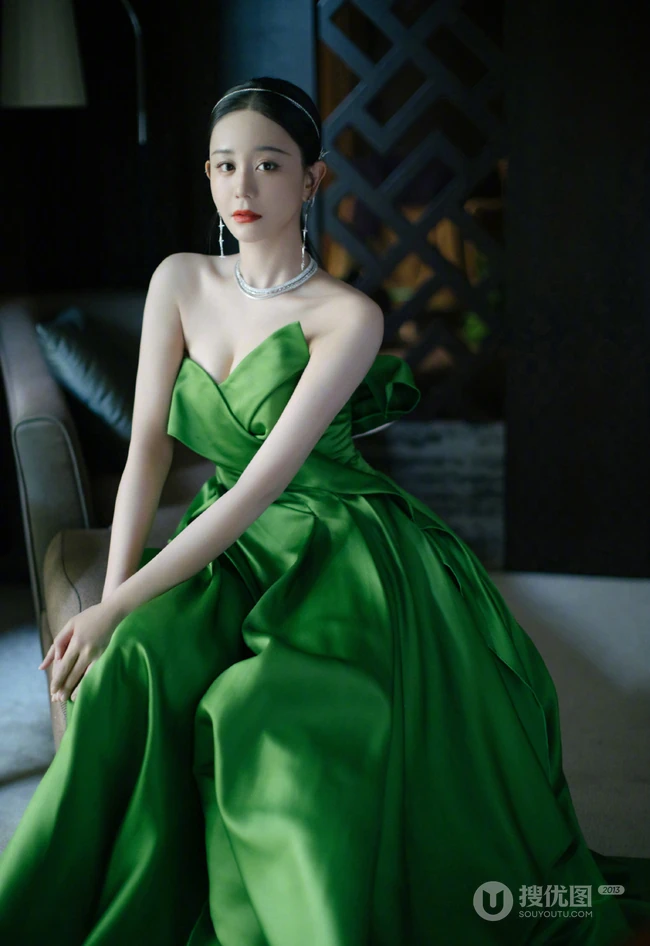 海陆超气质绿色V领礼裙礼服长裙着身，肌肤浅粉白皙，仙气有气质