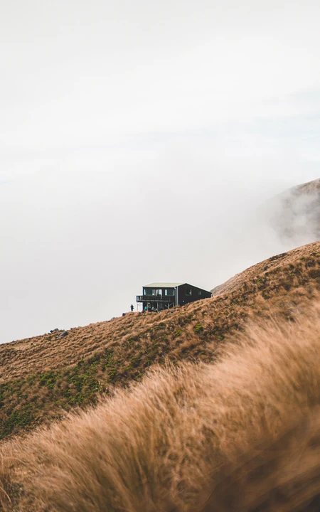 被云雾包围的山中小屋风景手机壁纸