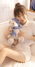 五官清秀俏皮动人双眼皮少女白衣短裙线条感可爱室内写真照片
