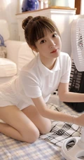 五官清秀俏皮动人双眼皮少女白衣短裙线条感可爱室内写真照片