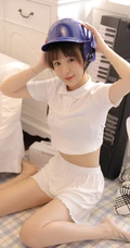 五官清秀俏皮动人双眼皮少女白衣短裙线条感可爱室内写真照片