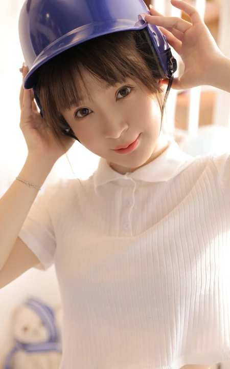 五官清秀俏皮动人双眼皮少女白衣短裙线条感可爱室内写真照片