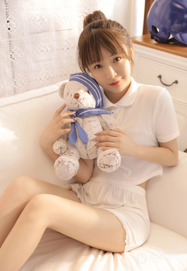 五官清秀俏皮动人双眼皮少女白衣短裙线条感可爱室内写真照片