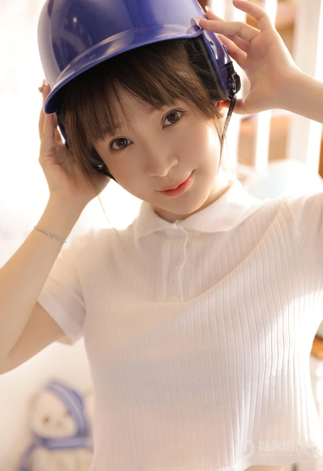 五官清秀俏皮动人双眼皮少女白衣短裙线条感可爱室内写真照片