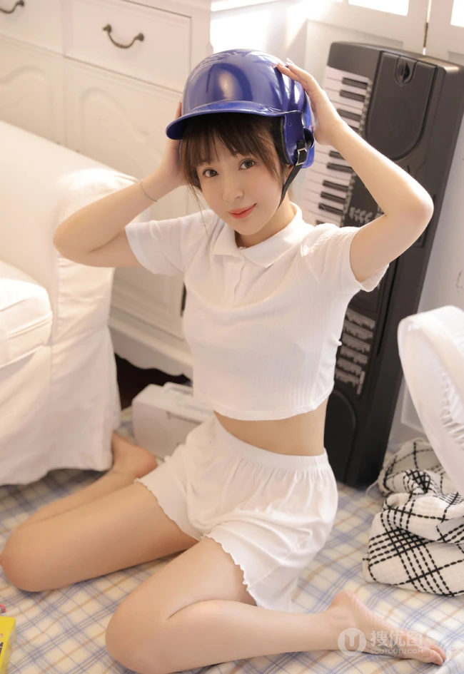 五官清秀俏皮动人双眼皮少女白衣短裙线条感可爱室内写真照片