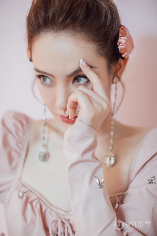 戚薇宛若芭比娃娃般粉色系紧身连衣裙气质写真图片