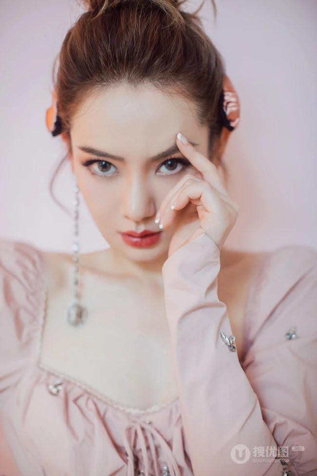 戚薇宛若芭比娃娃般粉色系紧身连衣裙气质写真图片