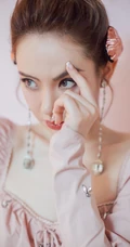 戚薇宛若芭比娃娃般粉色系紧身连衣裙气质写真图片
