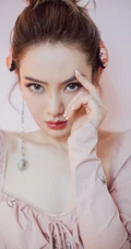 戚薇宛若芭比娃娃般粉色系紧身连衣裙气质写真图片