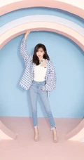 吴宣仪俏皮可爱休闲装，紧身牛仔裤穿搭写真美照