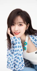 吴宣仪俏皮可爱休闲装，紧身牛仔裤穿搭写真美照