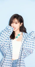 吴宣仪俏皮可爱休闲装，紧身牛仔裤穿搭写真美照