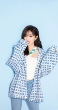 吴宣仪俏皮可爱休闲装，紧身牛仔裤穿搭写真美照