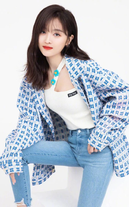 吴宣仪俏皮可爱休闲装，紧身牛仔裤穿搭写真美照