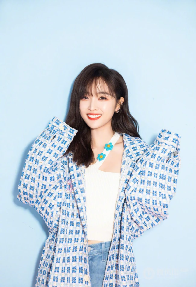 吴宣仪俏皮可爱休闲装，紧身牛仔裤穿搭写真美照