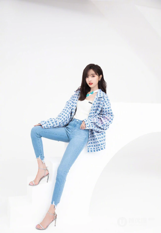 吴宣仪俏皮可爱休闲装，紧身牛仔裤穿搭写真美照