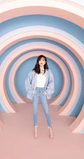 吴宣仪俏皮可爱休闲装，紧身牛仔裤穿搭写真美照